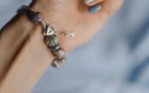 come-si-apre-il-bracciale-Pandora